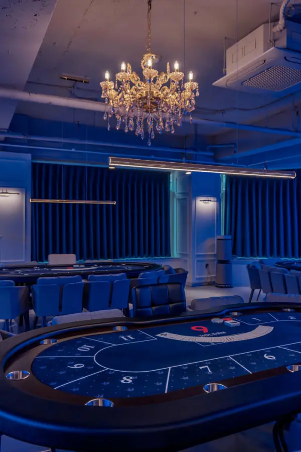 블루&골드 컨셉의 프리미엄 홀덤펍 인테리어